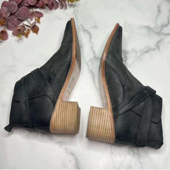 FREE PEOPLE BACK LOOP BLACK LEATHER BOOTIES. SZ 41 - Picture 3 of 5